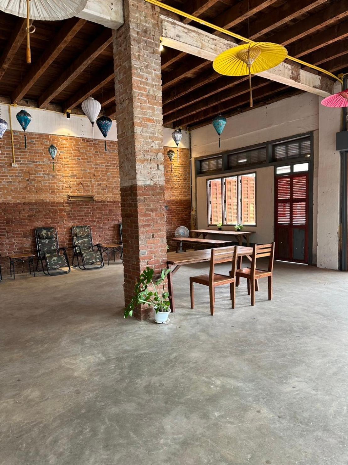 Via Thakhek Hostel & Cafe Bagian luar foto