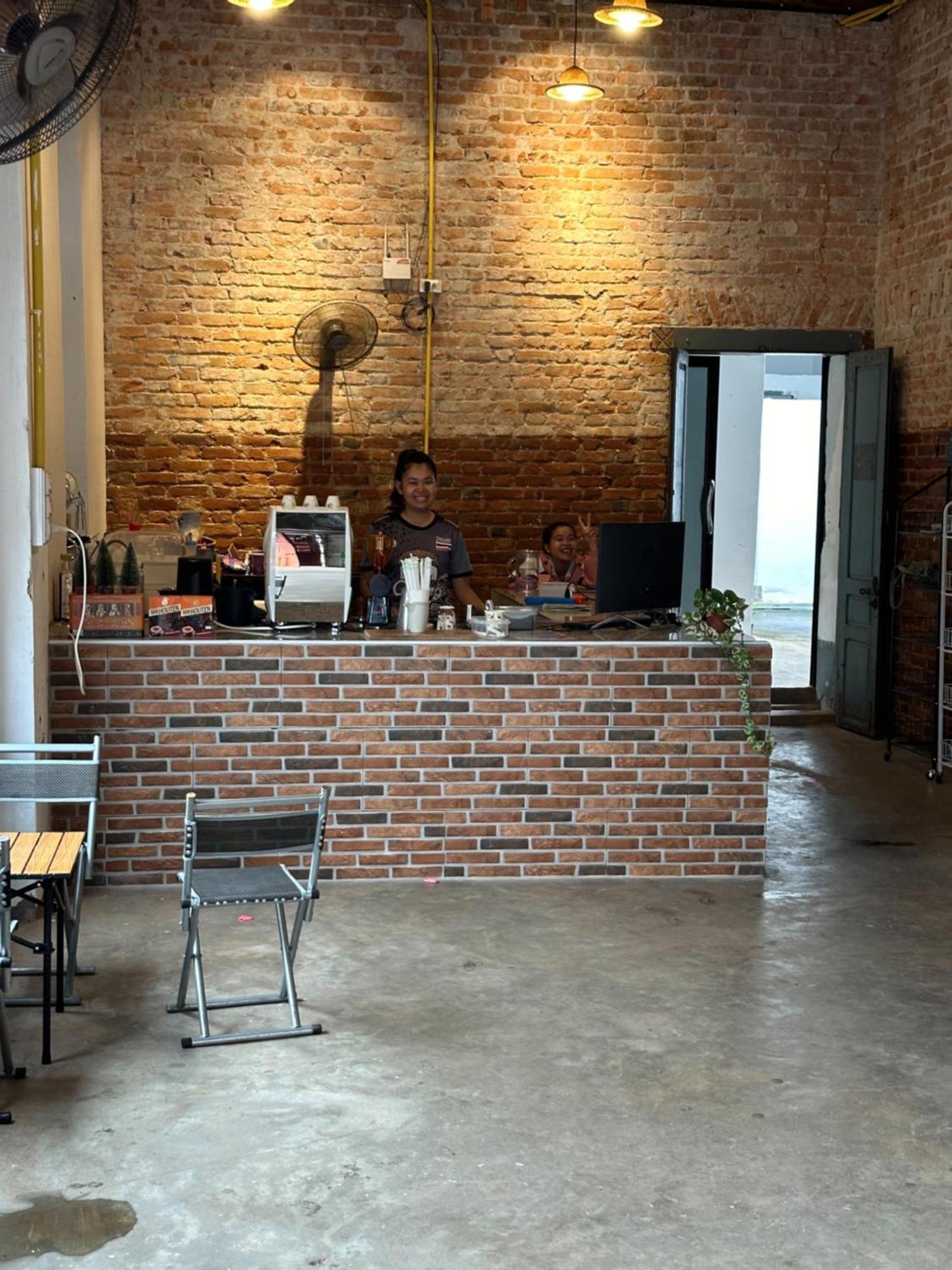 Via Thakhek Hostel & Cafe Bagian luar foto