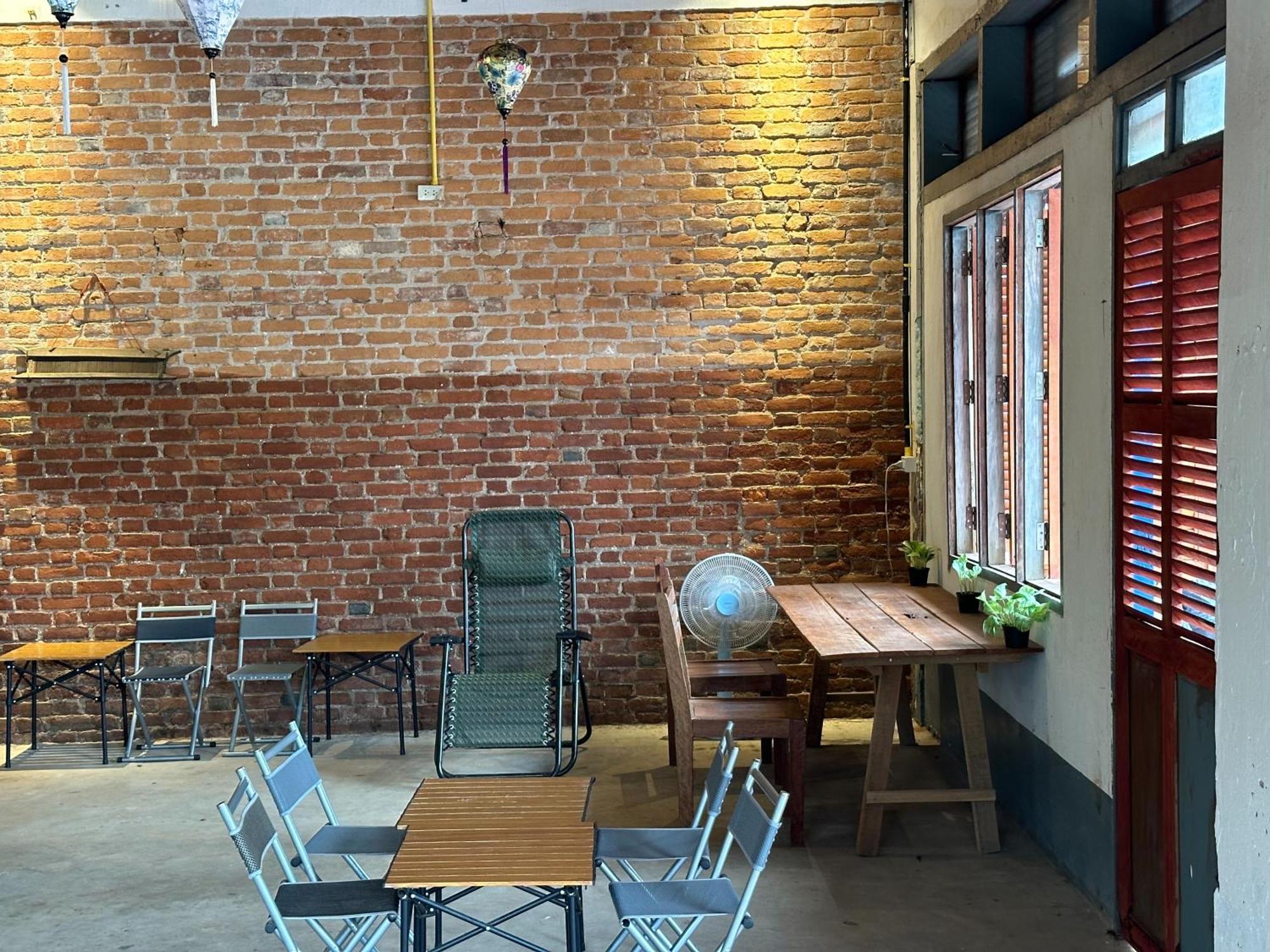 Via Thakhek Hostel & Cafe Bagian luar foto